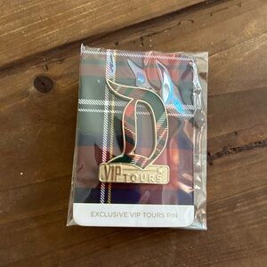 NWT Disney VIP tours exclusive pin